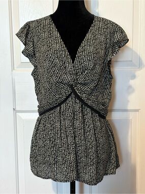 Pleione Twisted Front Top Sz M Black White Chevron Pattern Short Flutter Sleeves